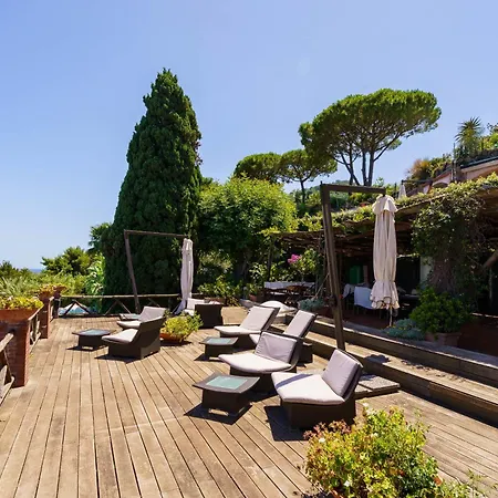 Massimo Cartaromana With Wide Pool And View On The Castle Villa