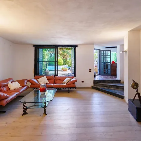 Massimo Cartaromana With Wide Pool And View On The Castle Villa *