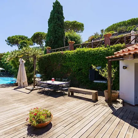 Massimo Cartaromana With Wide Pool And View On The Castle *