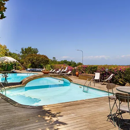 Massimo Cartaromana With Wide Pool And View On The Castle Villa Ischia
