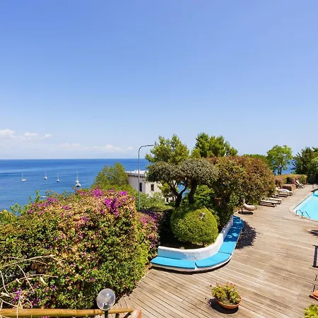 Massimo Cartaromana With Wide Pool And View On The Castle *