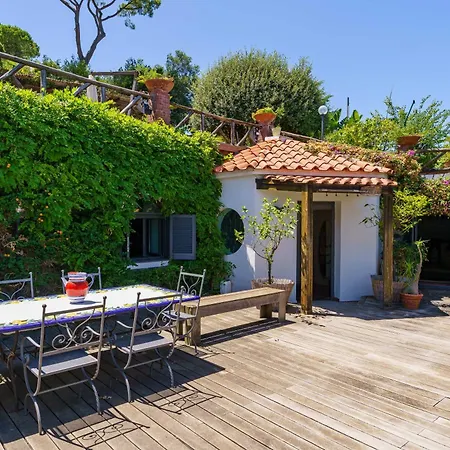 Massimo Cartaromana With Wide Pool And View On The Castle Villa