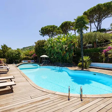 Massimo Cartaromana With Wide Pool And View On The Castle Villa