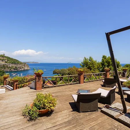Massimo Cartaromana With Wide Pool And View On The Castle