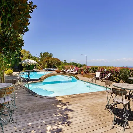 Villa Massimo Cartaromana With Wide Pool And View On The Castle *
