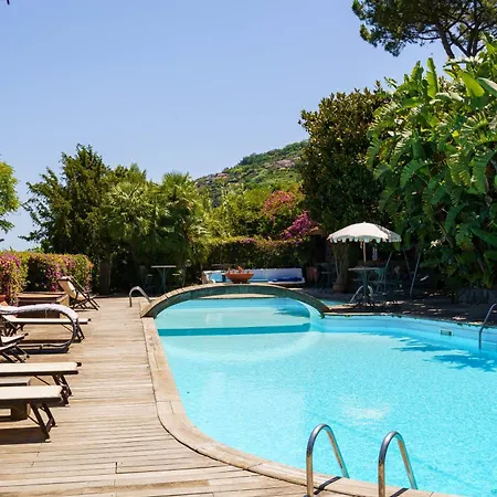 Massimo Cartaromana With Wide Pool And View On The Castle *