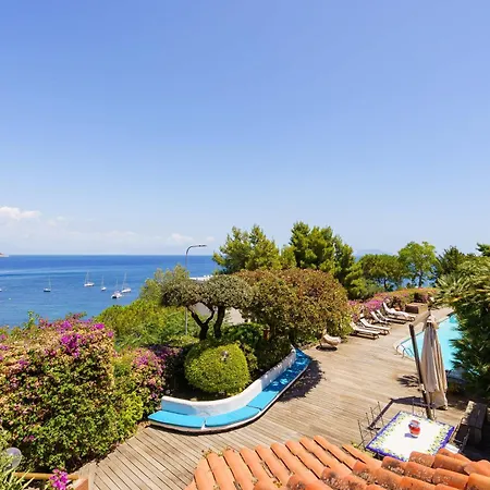 Massimo Cartaromana With Wide Pool And View On The Castle Villa *