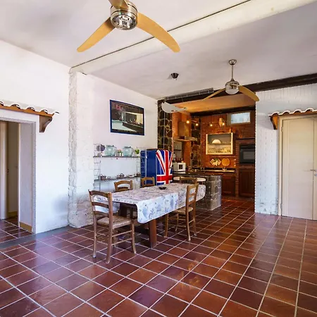 Villa Massimo Cartaromana With Wide Pool And View On The Castle *